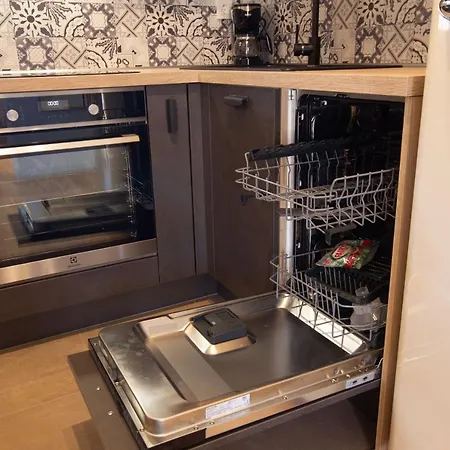 Pipi 2br With Balcony * Задар
