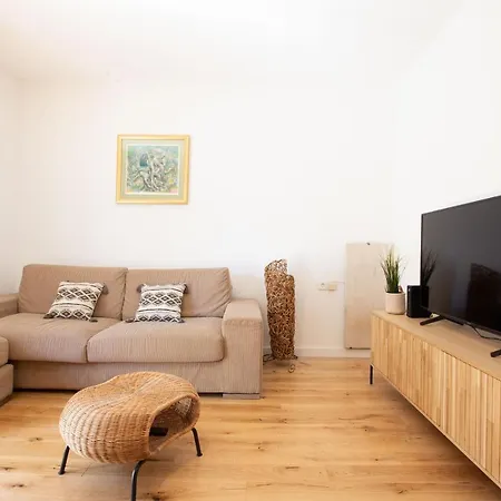 Pipi 2br With Balcony شقة زادار