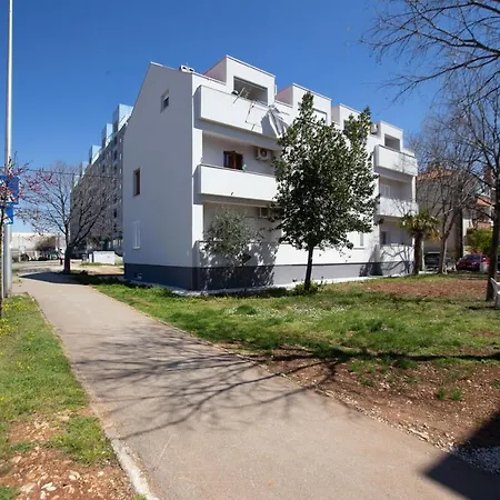 Pipi 2br With Balcony Апартаменты Задар