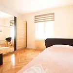 Pipi 2br With Balcony Apartman *